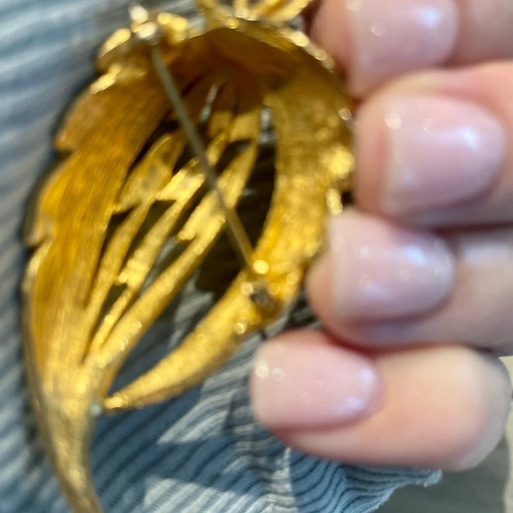 Vintage Gold-tone Leaf brooch